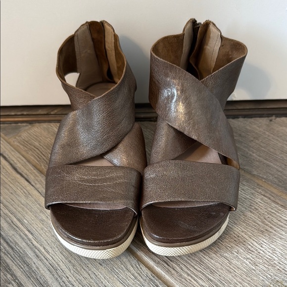 Eileen Fischer Sport Tumbled Bronze Metallic Leather Sneaker Sandals Sz 6 - Picture 3 of 7